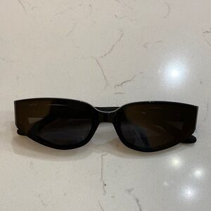 Elegant Black Sunglasses. Carolyn Bessette Kennedy preppy look!